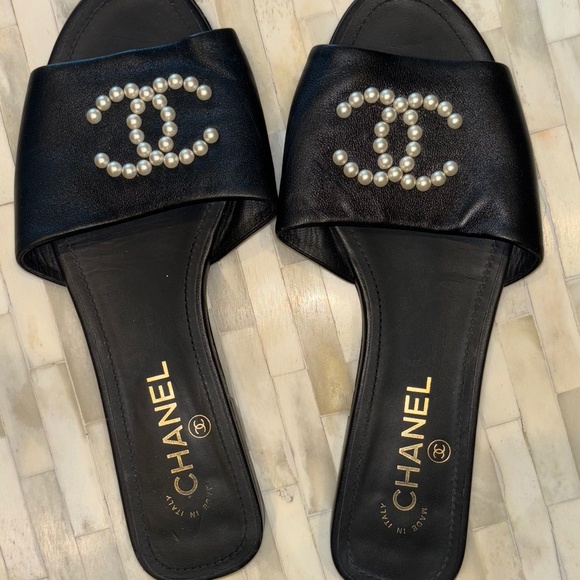 Chanel slides - Picture 1 of 3